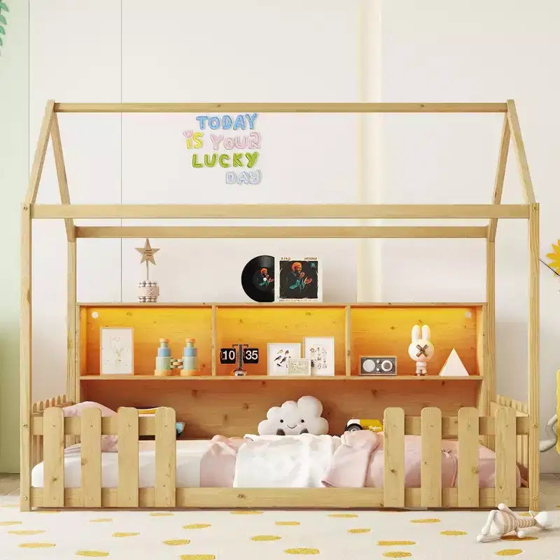 Lit au sol double pour tout-petits avec lumières LED, étagère de rangement et barrière de sécurité.