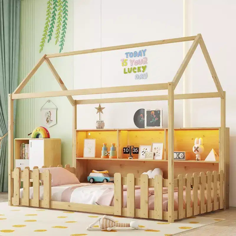 Lit au sol double pour tout-petits avec lumières LED, étagère de rangement et barrière de sécurité.