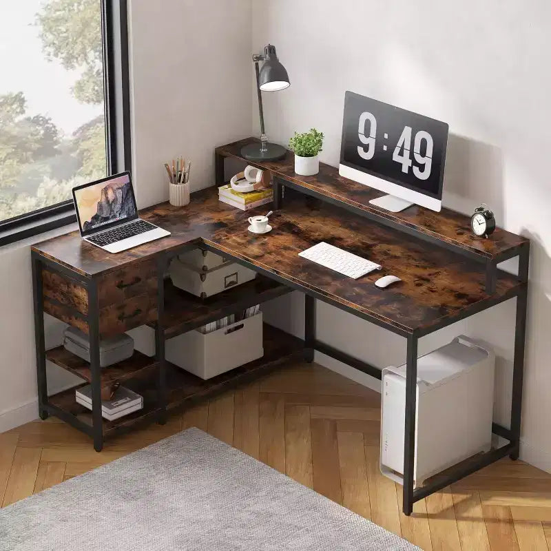 Bureau d'angle avec tiroirs et étagères de rangement, et support d'écran.