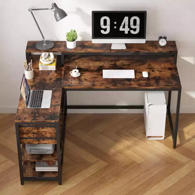 Bureau d'angle avec tiroirs et étagères de rangement, et support d'écran.