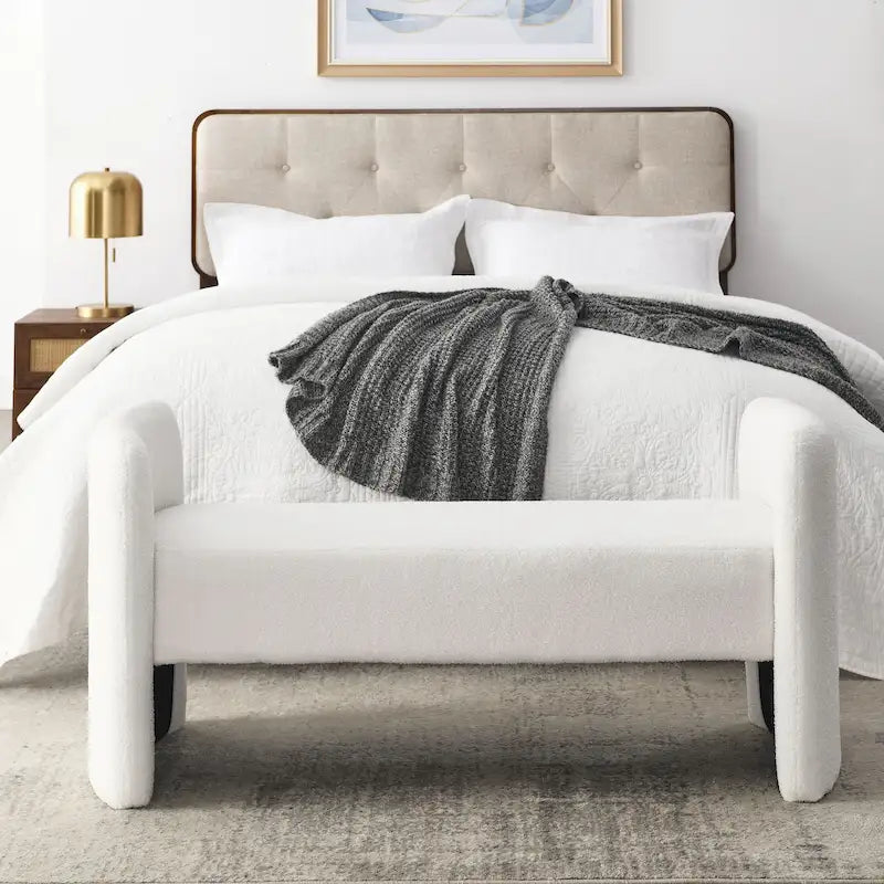 Banc capitonné en polyester avec piètement en H, design moderne et polyvalent.