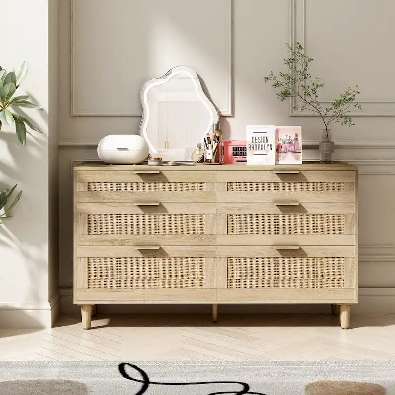 Commode six tiroirs en rotin avec poignées métalliques et pieds en bois