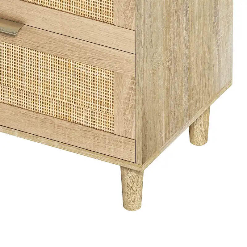 Commode six tiroirs en rotin avec poignées métalliques et pieds en bois