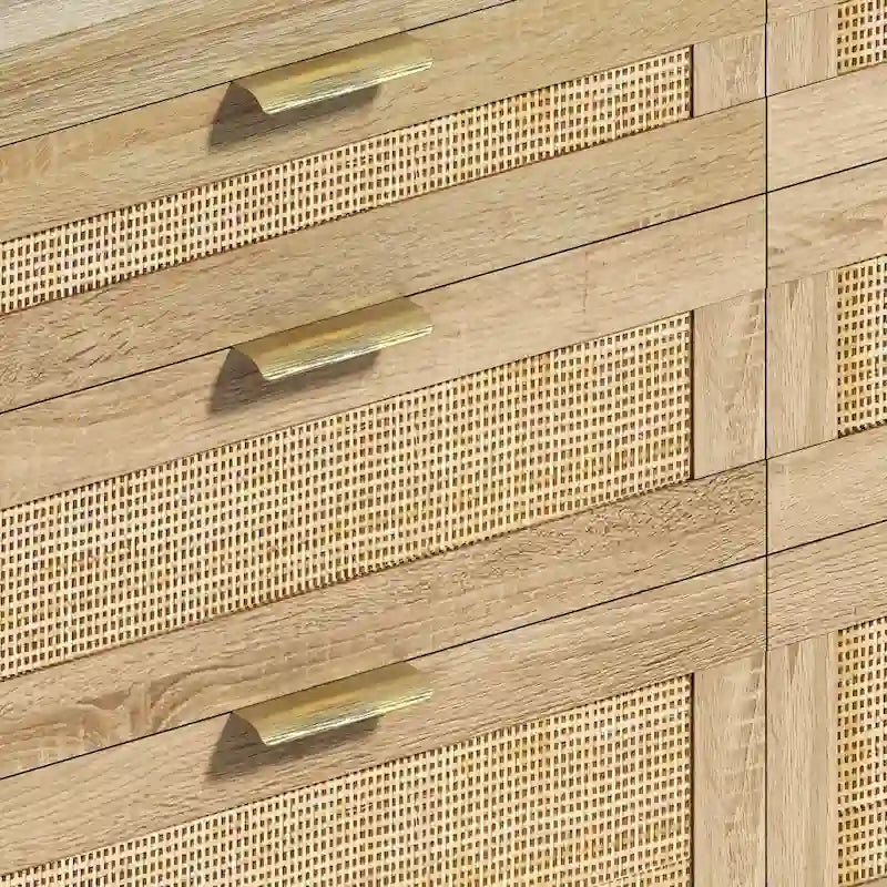 Commode six tiroirs en rotin avec poignées métalliques et pieds en bois