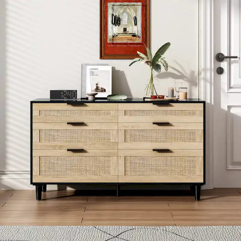 Commode six tiroirs en rotin avec poignées métalliques et pieds en bois