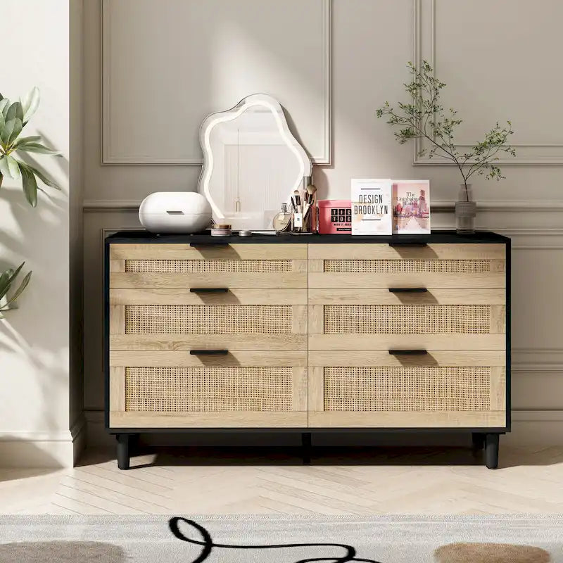 Commode six tiroirs en rotin avec poignées métalliques et pieds en bois