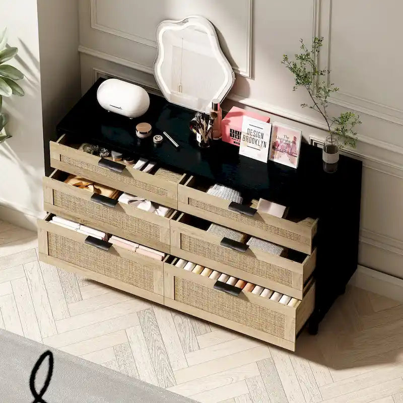 Commode six tiroirs en rotin avec poignées métalliques et pieds en bois