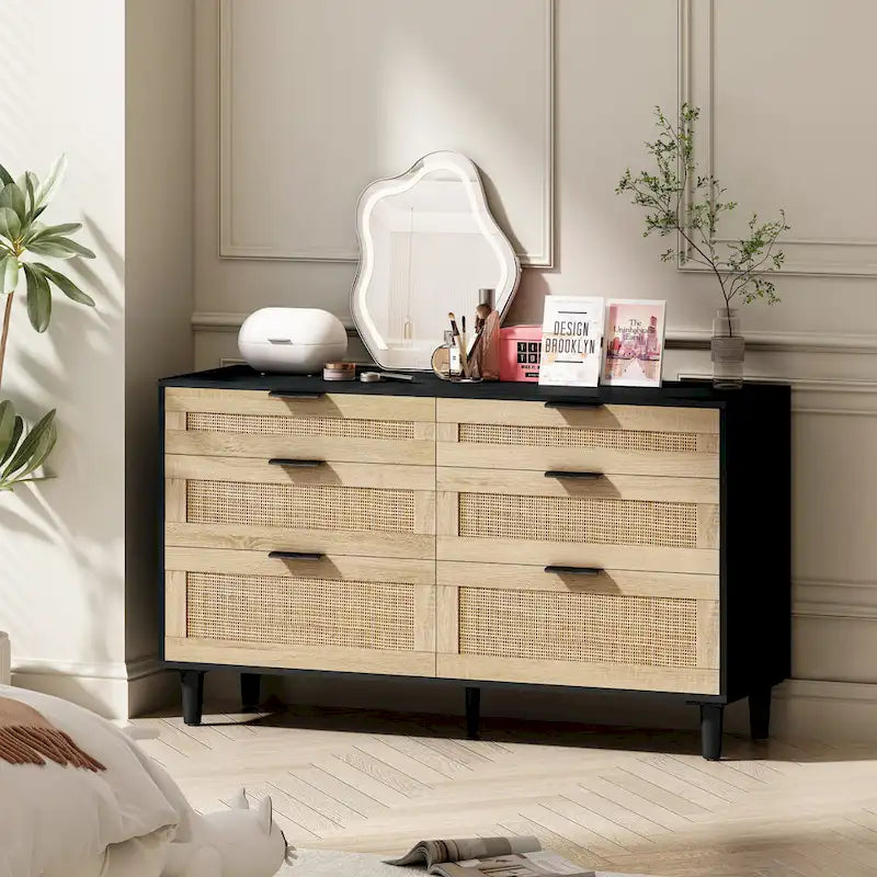 Commode six tiroirs en rotin avec poignées métalliques et pieds en bois