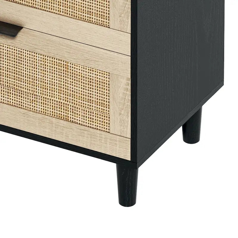 Commode six tiroirs en rotin avec poignées métalliques et pieds en bois