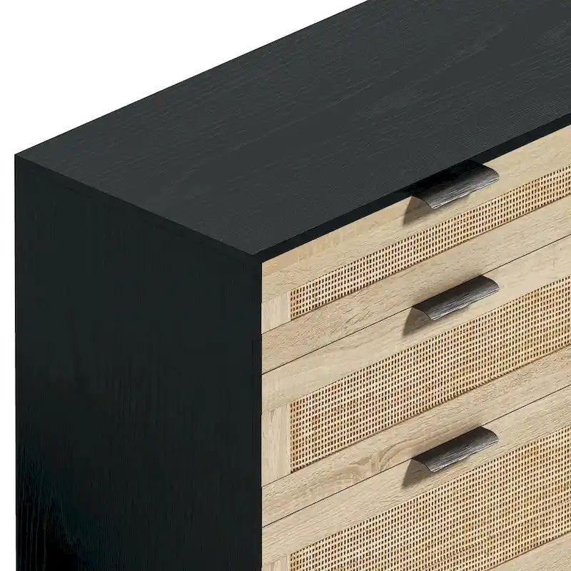 Commode six tiroirs en rotin avec poignées métalliques et pieds en bois