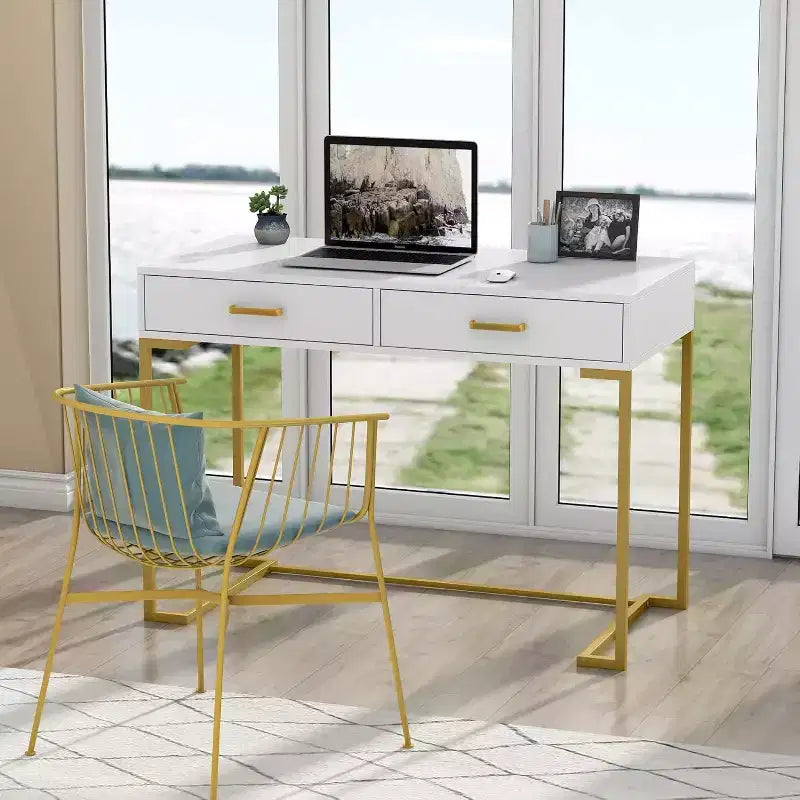 Bureau d'ordinateur moderne et minimaliste