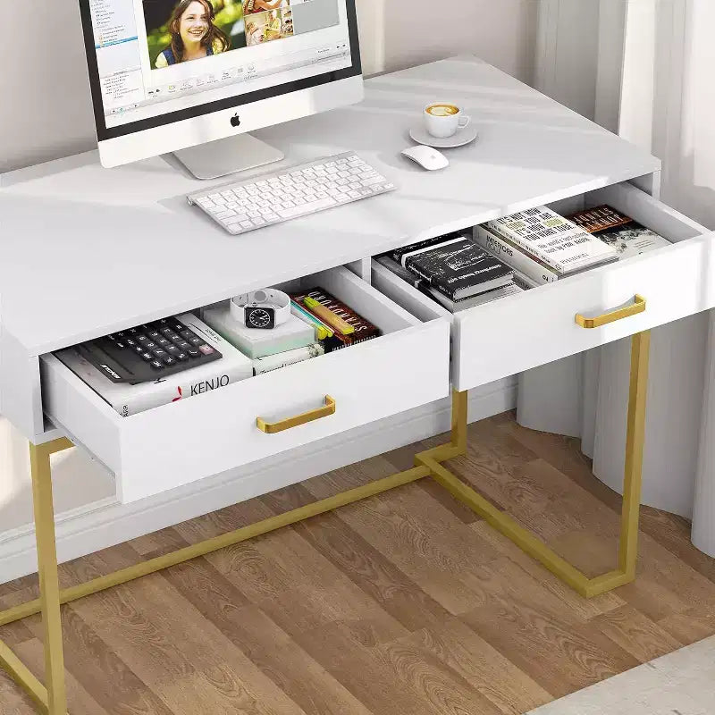 Bureau d'ordinateur moderne et minimaliste