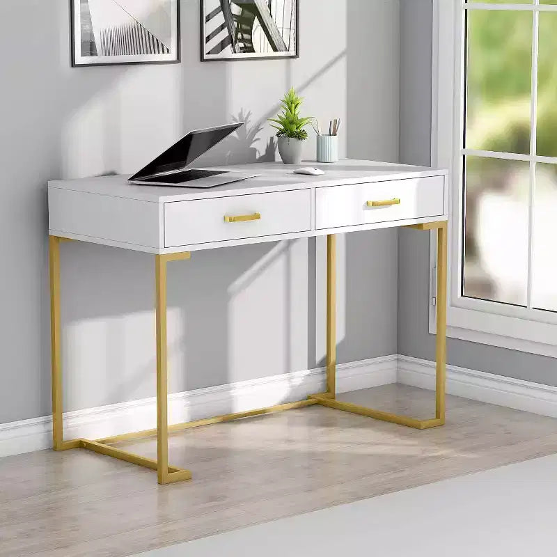 Bureau d'ordinateur moderne et minimaliste