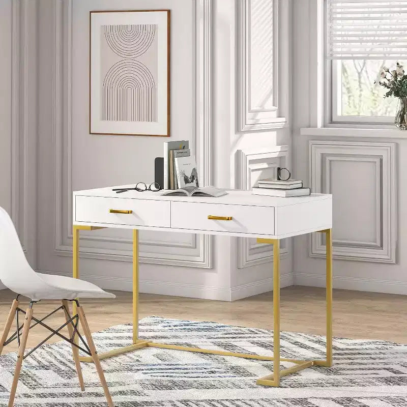 Bureau d'ordinateur moderne et minimaliste