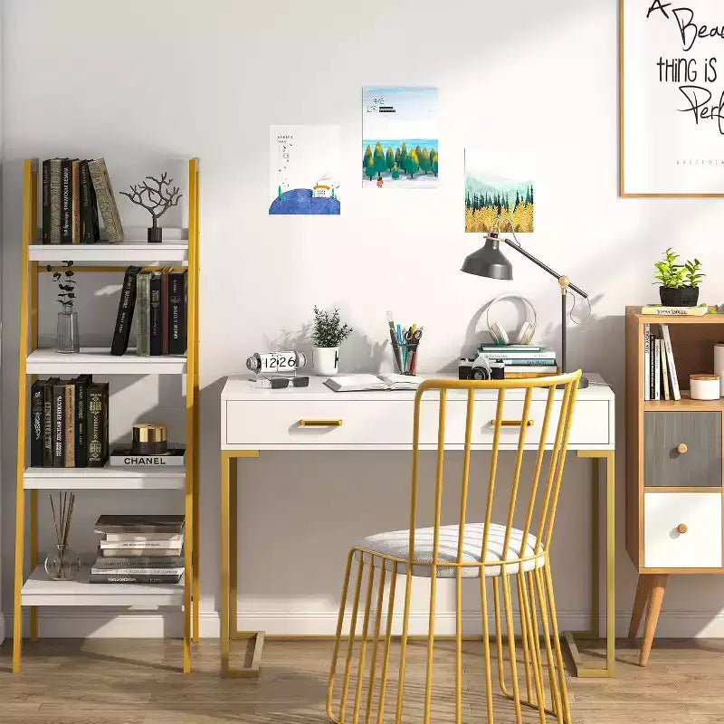 Bureau d'ordinateur moderne et minimaliste