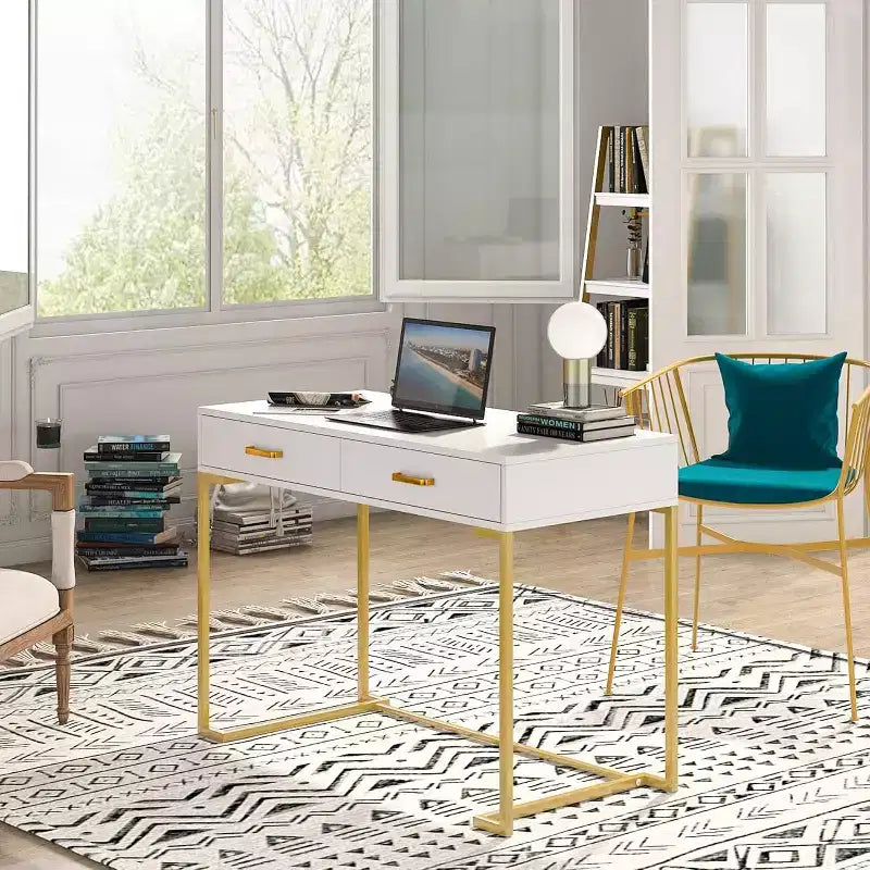 Bureau d'ordinateur moderne et minimaliste