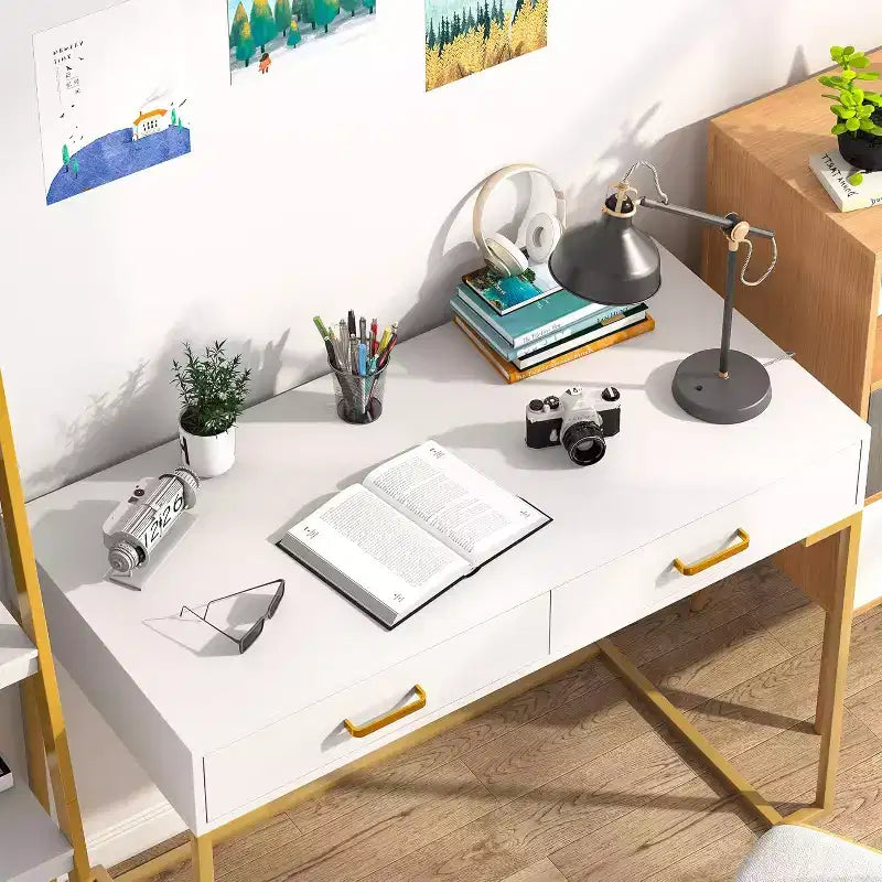 Bureau d'ordinateur moderne et minimaliste