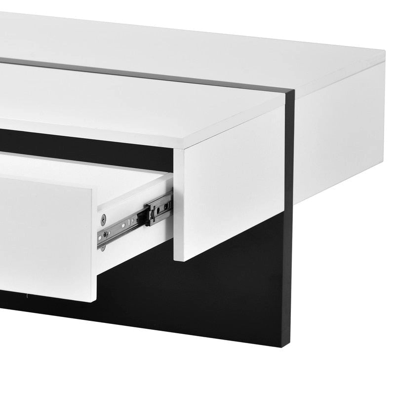 Table basse moderne à surface très brillante